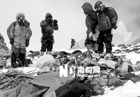 志愿者团队从珠穆朗玛峰上清理出各色垃圾。