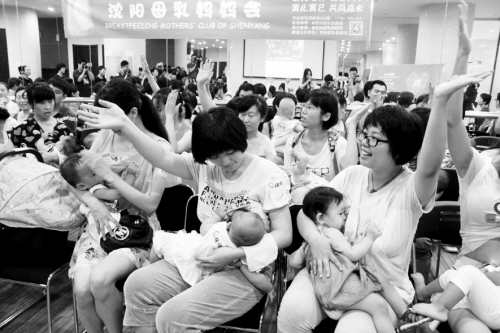 全球各地的母乳妈妈同时进行"母乳喂养快闪",以集体哺乳的形式来倡议