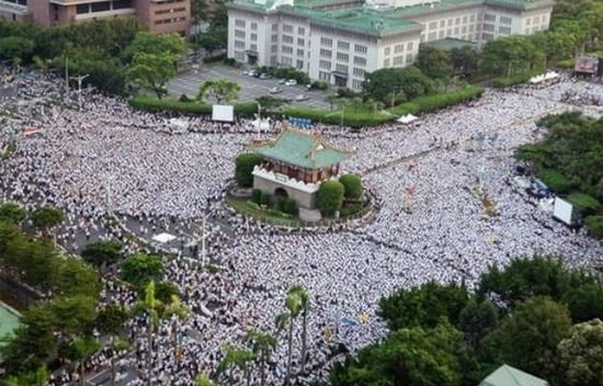 民众聚集在台北凯达格兰大道（图片来源于网络）