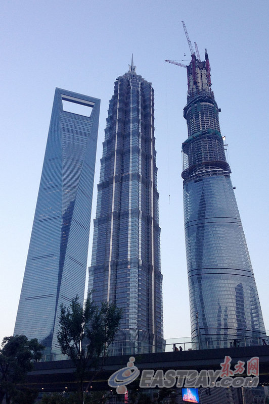 组图:"上海中心"结构封顶 城市天际线定格