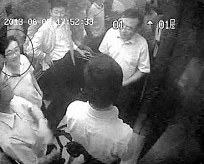 左图为爆料人公布的“法官嫖娼门”视频截图。左图圈中所示为上海市高院工作人员陈雪明，右图为其出席活动时照片 微博截图