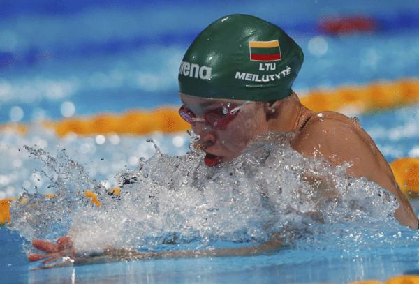 图文:女子50米蛙泳决赛 梅卢蒂特出水换气