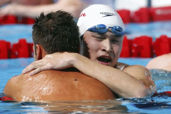 图文:男子1500米自由泳决赛 孙杨拥抱季军