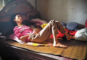 7月29日,吴海波躺在床上,骨瘦如柴,瘫软无力.