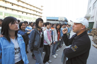 "   魏伟决定去做那个帮助他们的人,他专门为打工者开辟了一条打工