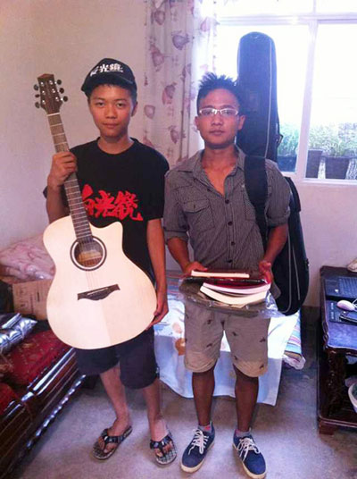 李智（左）和李清的表弟收到了吉他