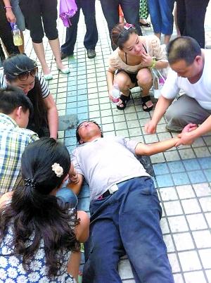 男子突然晕倒街头 高三学生拍下众人营救