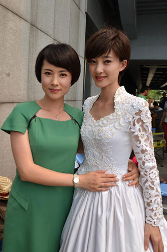 杨明娜拍《爱的多米诺》 与王丽坤成短发姐妹