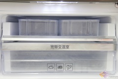 冰箱冷冻室总容积为95L，全新采用了全开式抽屉，方便用户垂直拿取冷冻食材。冷冻室抽屉里还放置了一个超大制冰盒。