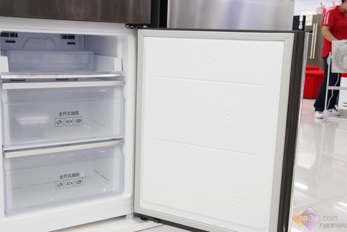 三星新三门冰箱采用了智能变频压缩机，全面提升冰箱的制冷效果，大大降低使用功耗，静音又节能，更有10年保修的品质承诺。