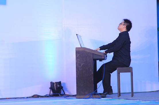 菲蓓尔电子琴教师李晓丹带来激情的双排键表