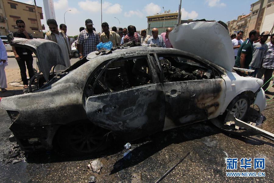 8月6日，在利比亚东部城市班加西，人们聚集在爆炸现场。