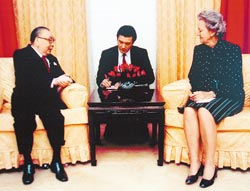 蒋经国（左）于1986年10月7日接受已故华盛顿邮报发行人凯莎琳.葛兰姆（右）专访，当时担任英文秘书的马英九（中）为翻译。（台湾《中国时报》）