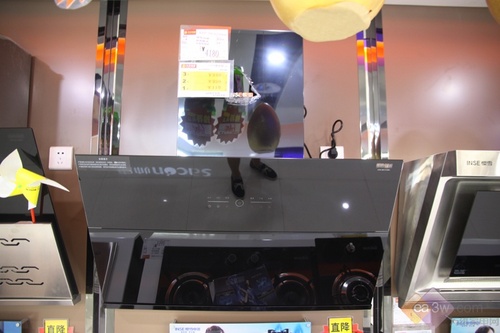 樱雪CXW-268-H1206A油烟机采用黑色钢化玻璃面板结合黑钛金属装饰板,彰显王者风范,无论是黑色的钢化玻璃还是金属材质的机身,表明光洁透亮,易清洗不粘油,省去主妇们清洗的麻烦。