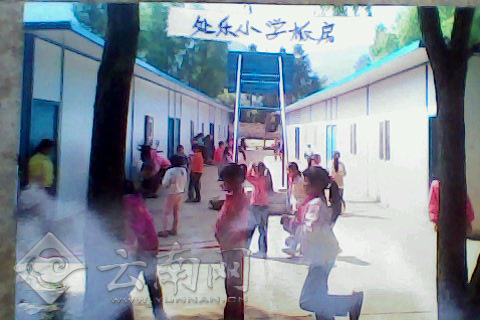 群众提供的图片：处乐小学几百学生在活动板房里上学