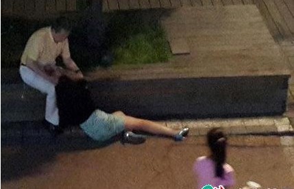 青岛醉酒女子遭3男子猥亵不属实 称在搀扶(图)