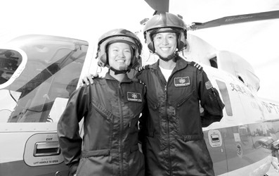 海救助飞行队首批女飞行员宋寅(右)、万秋雯。