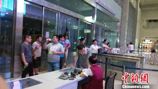 图为邯郸高铁站候车厅旅客正在等车。 马继前 摄
