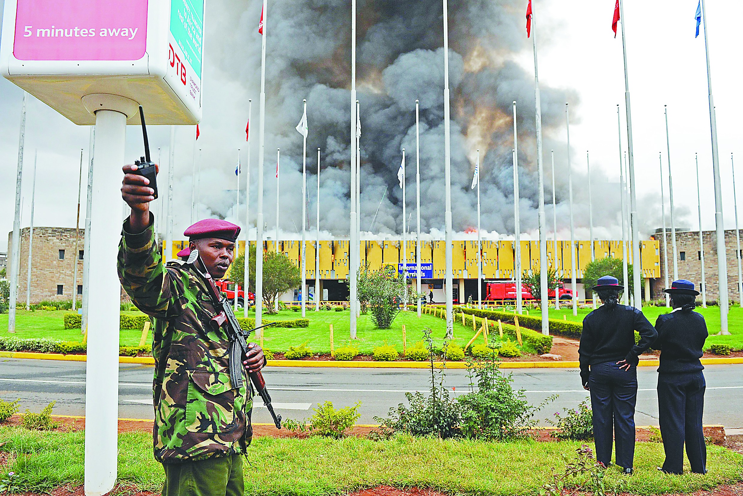 肯尼亚首都内罗毕肯雅塔国际机场7日发生大火，导致机场关闭。图为警察在火灾现场警戒。