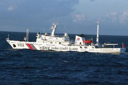 图为正在钓鱼岛附近海域巡航的中国海警局“海警2102”船