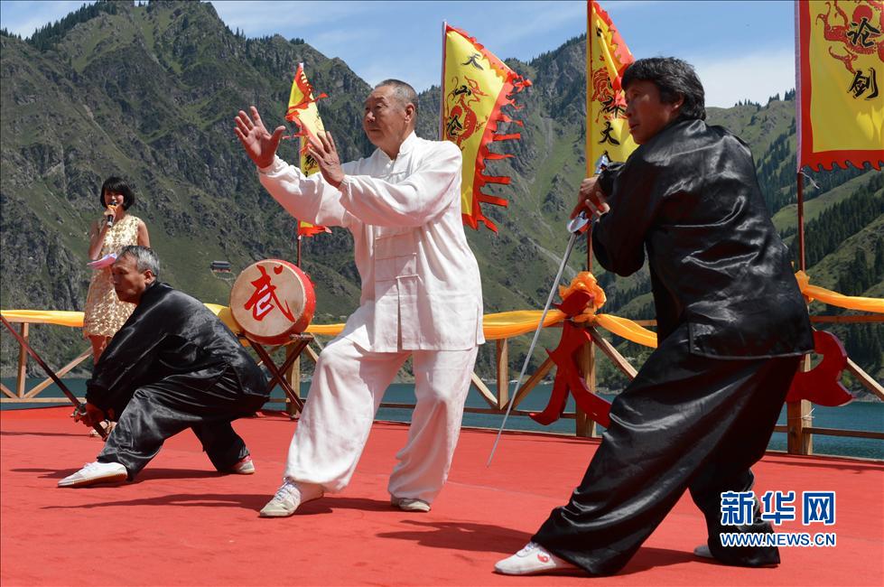 天山武术大会:11门派传承人"切磋武艺"(组图)