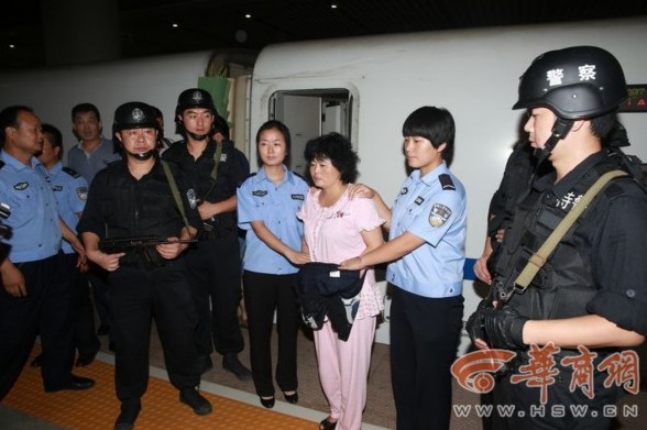 西安碎尸案女犯指认现场 宾馆内肢解老赖(组图