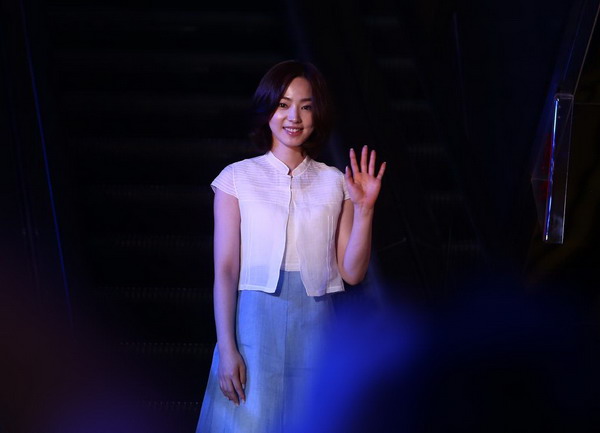 美女:九球世锦赛图文致意车侑蓝挥手走秀之心美女图片