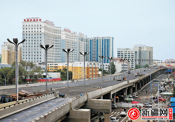 乌鲁木齐苏州路高架桥面沥青铺完(图)