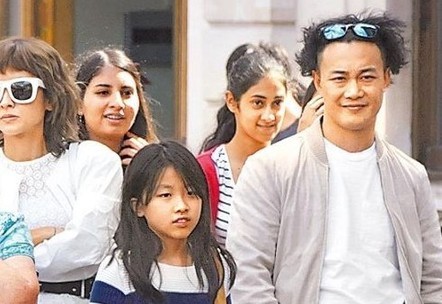 陈奕迅一家英国散步