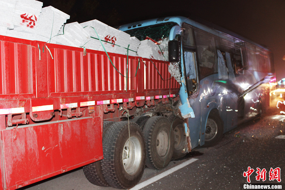 安徽高速客车追尾大货车 已致10人死亡(高清组图)