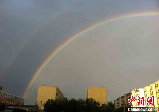 8月8日21时，新疆乌苏市城区上空出现双道彩虹冲天而起。 张建学 摄