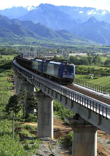 8月8日,一列火车运行在秦岭北麓的西康铁路二线下河滩大桥上.