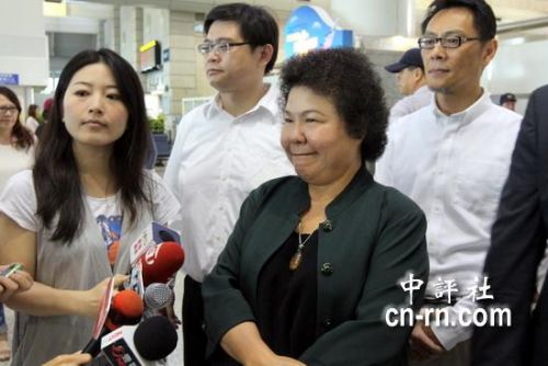 组图:陈菊昨日访大陆 在台湾机场被民众围观拍