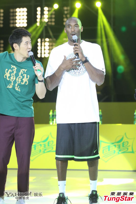 科比上海观明星篮球赛 周杰伦忍痛赛篮球(图)