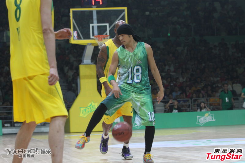 科比上海观明星篮球赛 周杰伦忍痛赛篮球(图)