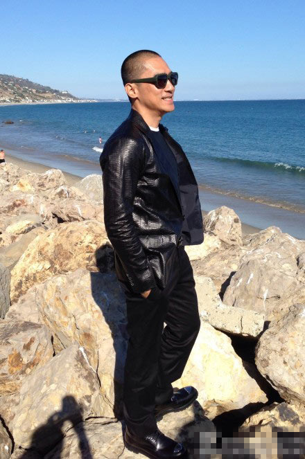 梁朝伟亮相加州海滩 一身黑衣配墨镜显帅气(组图)