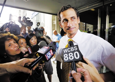 2013年7月24日，纽约市市长候选人、民主党人安东尼・韦纳离开所住公寓时被记者们围住。