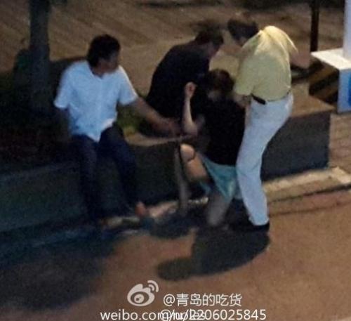 醉酒女子遭3名男子猥亵掀开短裙搓揉下体