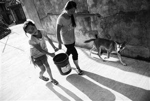 6日，奉化直岙村两位村民将一桶生活用水提回家 新华社发
