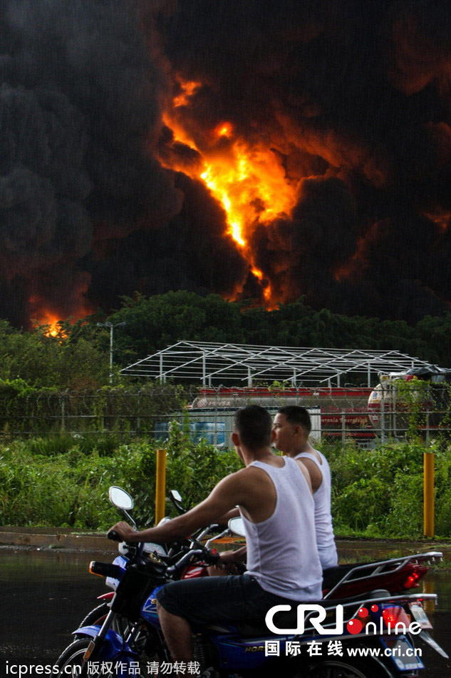 委内瑞拉炼油厂遭雷击引发大火(高清组图)