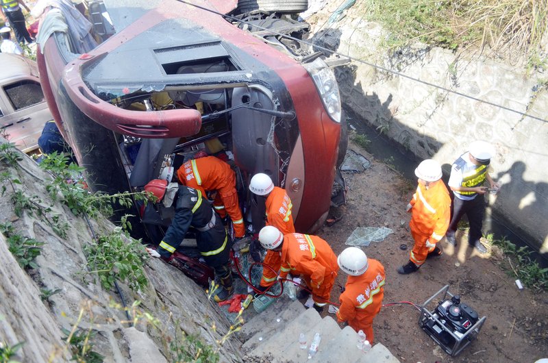 高清:沪昆高速贵州境内大客车冲出护栏致1死41伤(组图)