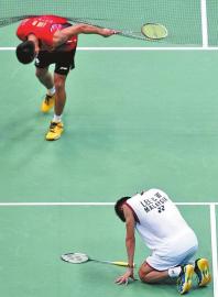决赛最后时刻，李宗伟腿抽筋跪在地上。林丹穿过球网询问他的状况