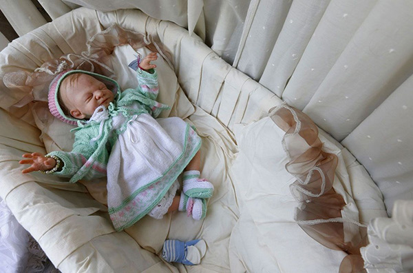 抚慰丧子之痛:探访比利时的重生宝宝制作室