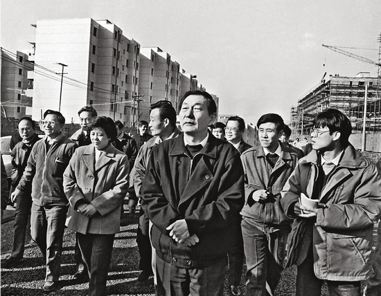 1991年1月3日，朱�F基考察上海市杨浦区中原住宅区。