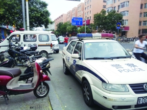 赤峰市红山区:警车占道停车三道街交通混乱(组图)