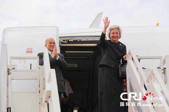 中国驻柬大使为柬太后和国王赴北京体检送行(