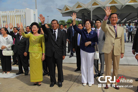 为柬埔寨莫尼列太后和西哈莫尼国王赴中国北京例行体检送行