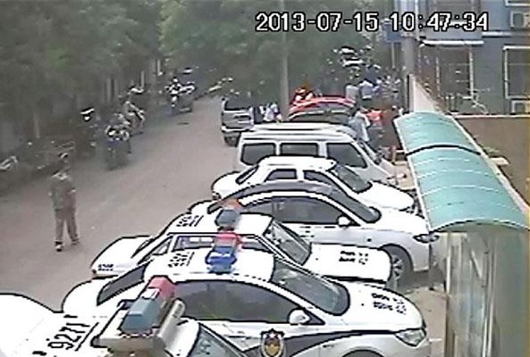 连云港警方监控证明:男子交警队被打身亡不实