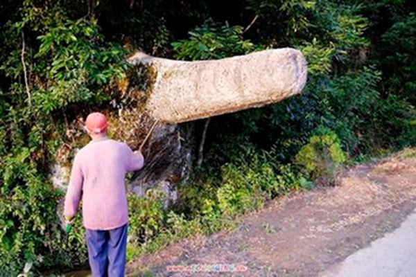 大妈山坡卖淫照片被爆惹争议寡居老人性压抑引关注组图