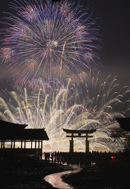 日本广岛宫岛举行水中烟花大会 大鸟居与烟花交相辉映